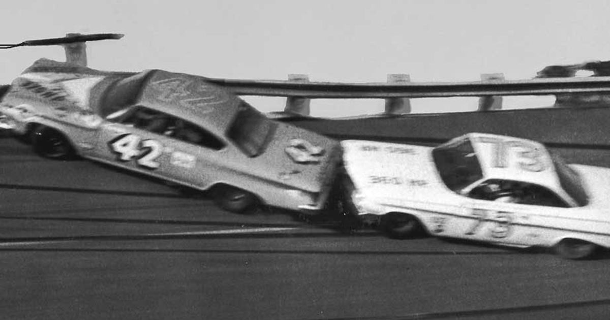 Johnny Beauchamp collides with Lee Petty at 1961 Daytona 500