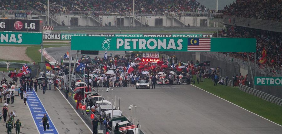 The full starting grid of the 2012 Malaysian Grand Prix, illustrating the field whose finishing order determines the points explained in this guide